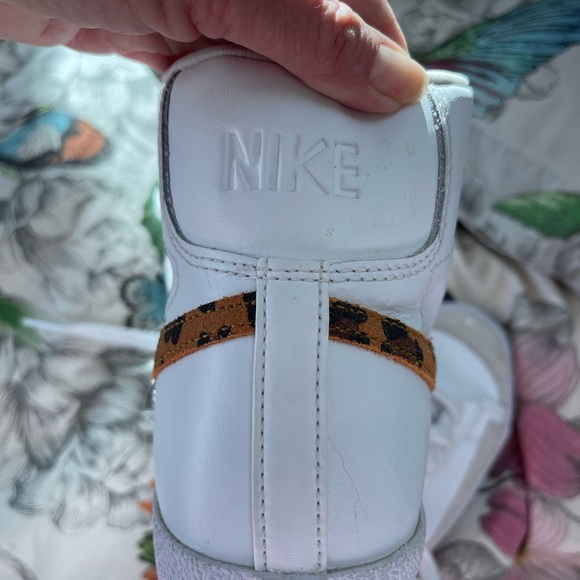 Nike high top white leather with leopard Nike swirl. Size 10 - Picture 3 of 5